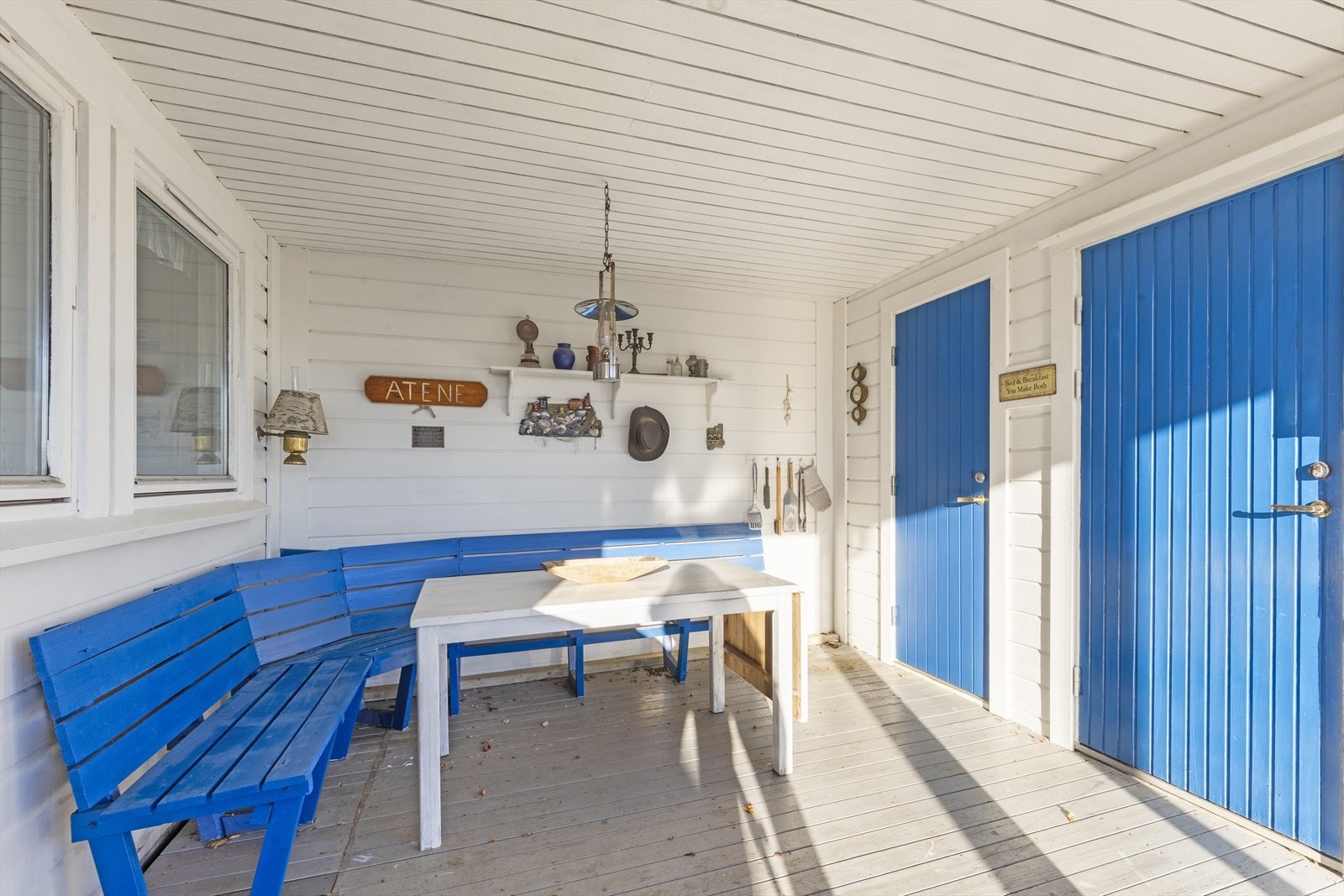Lun lounge. Dørene leder til annekset med to rom med dobbeltsenger. Galleribilde