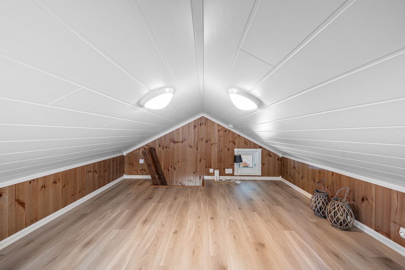 Hemsen innredet med to soveplasser. Galleribilde