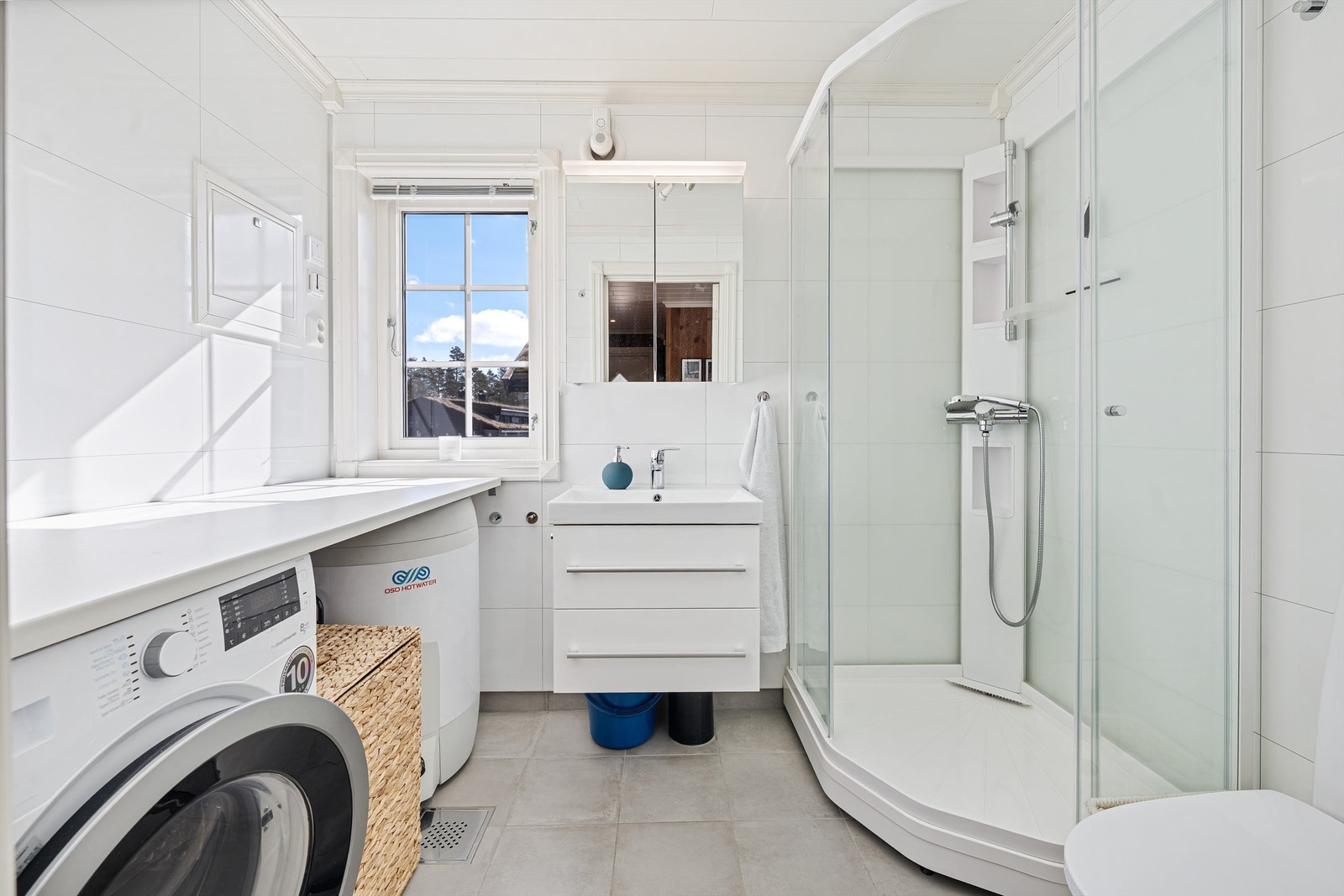 Bad med wc, dusjkabinett, servant med skuffer. Opplegg vaskemaskin. Galleribilde