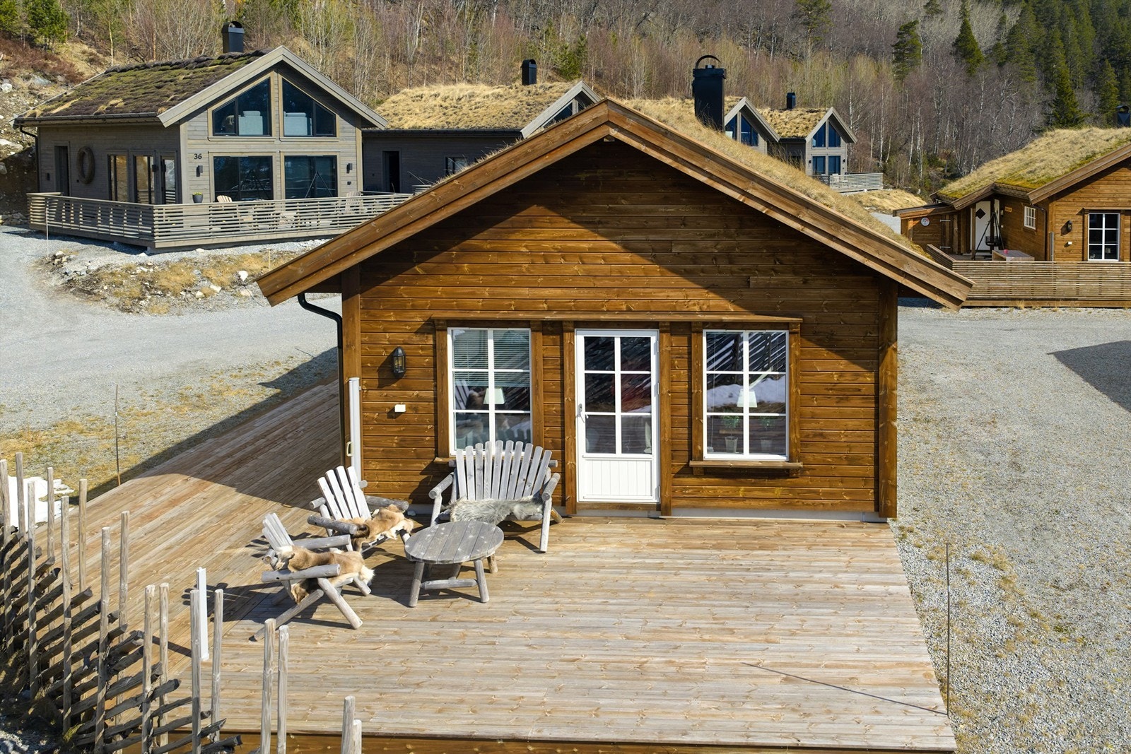 Romslig terrasse på to sider. Galleribilde