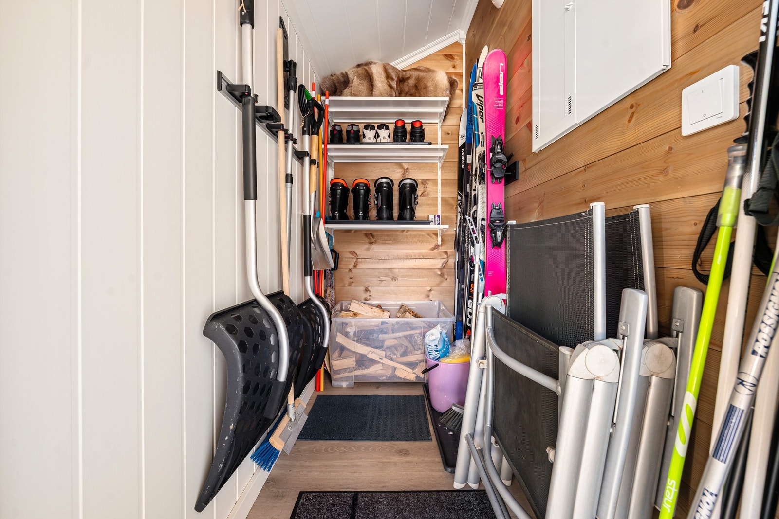Utvendig bod til ski og utstyr. Galleribilde