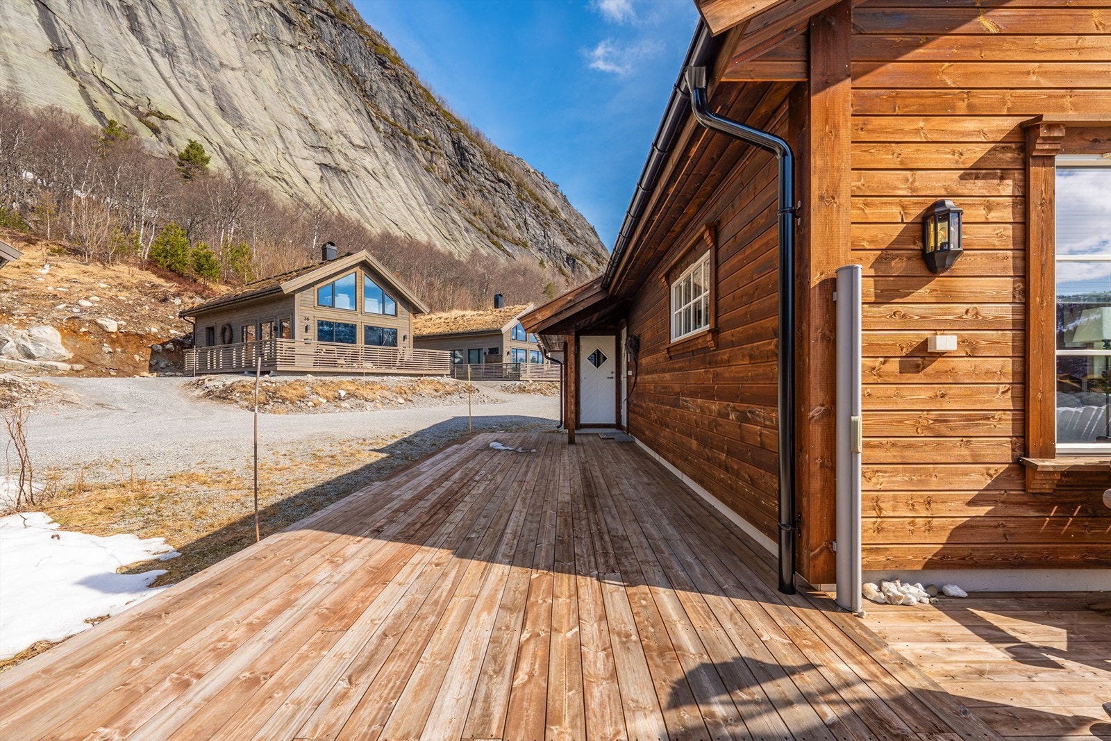 Terrasse ved inngangspartiet med etermiddagssol. Galleribilde
