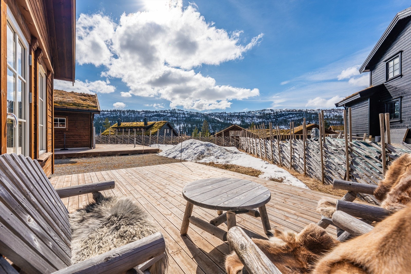 Velkommen til Løefjellslii 24. Solrik terrasse. Galleribilde