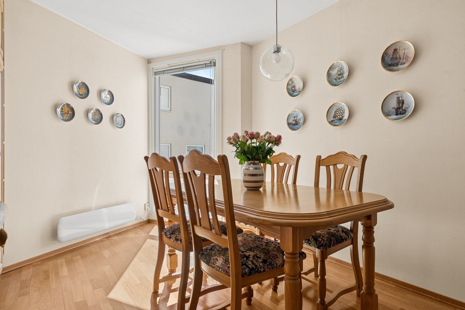 Kjøkkenet er romslig nok for et spisebord til de raske måltidene i hverdagen. Galleribilde