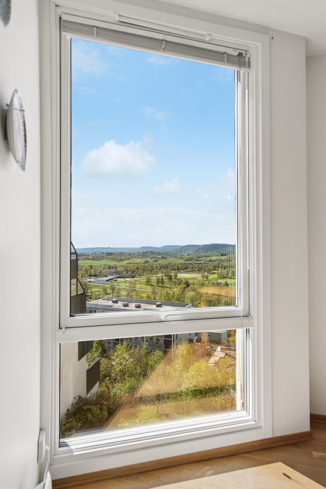 Utsikt fra kjøkkenet. Vinduer med 3-lags isolerglass fra 2014 sikrer god isolasjon og komfort. Galleribilde