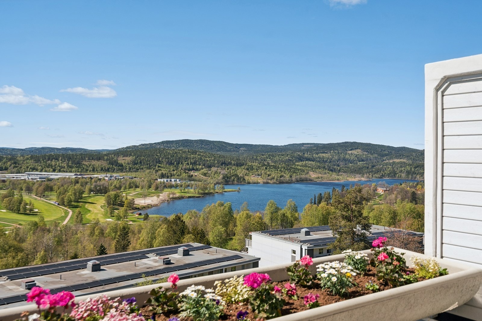 Nærheten til Bogstadvannet inviterer til bading og rekreasjon på sommerstid. Galleribilde
