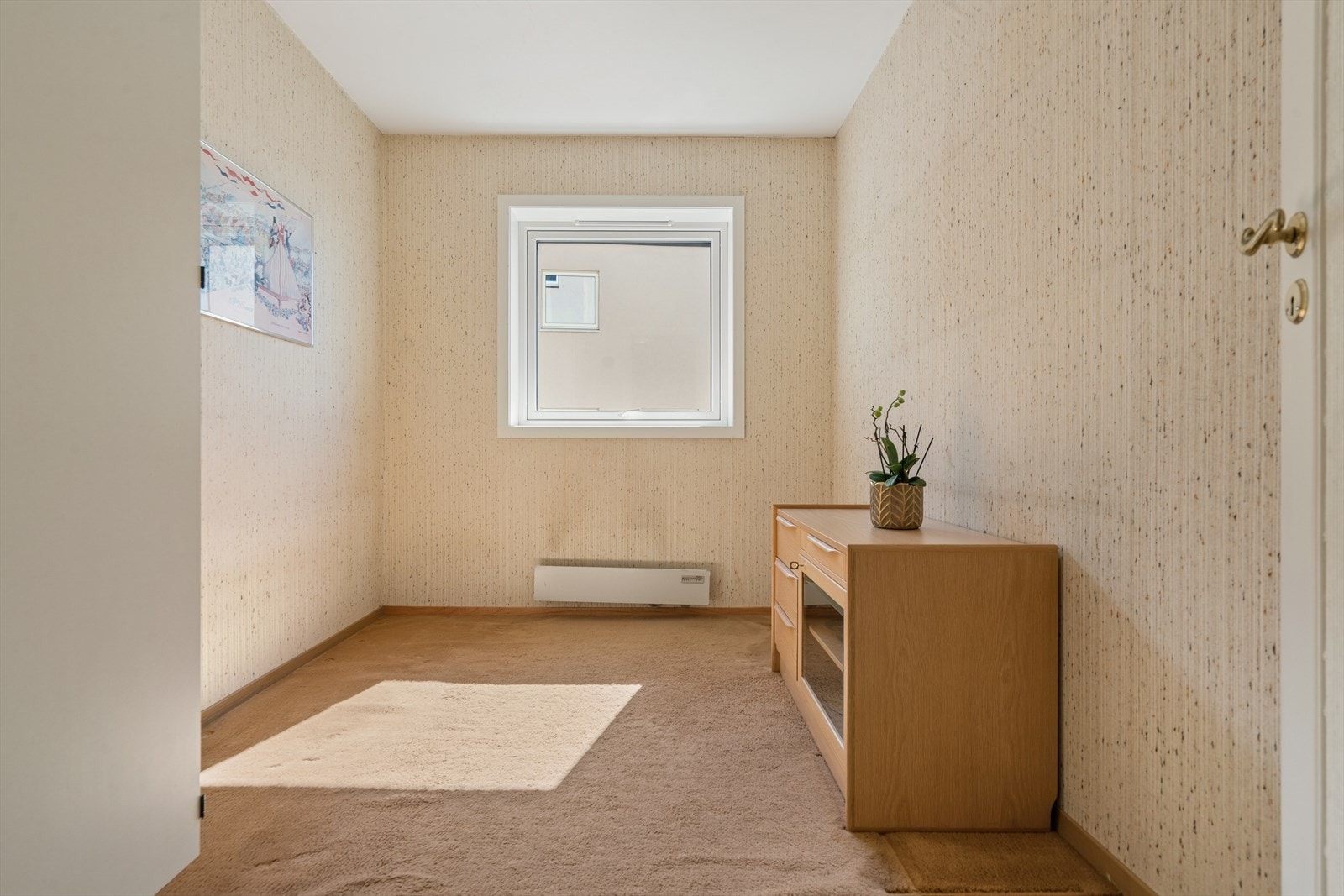 Leiligheten har totalt tre soverom. Dette rommet har vegg-til-vegg-teppe. Galleribilde