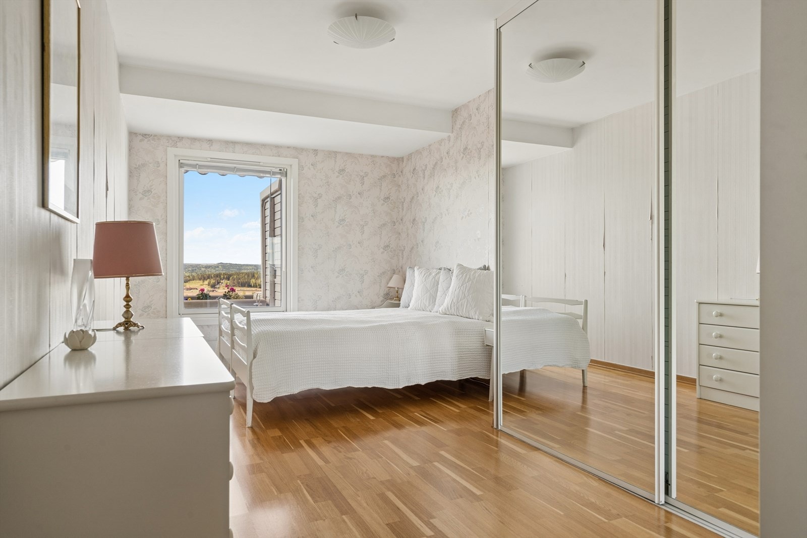 Hovedsoverommet har god plass til dobbeltseng og rikelig med oppbevaring i en stor skyvedørsgarderobe. Galleribilde