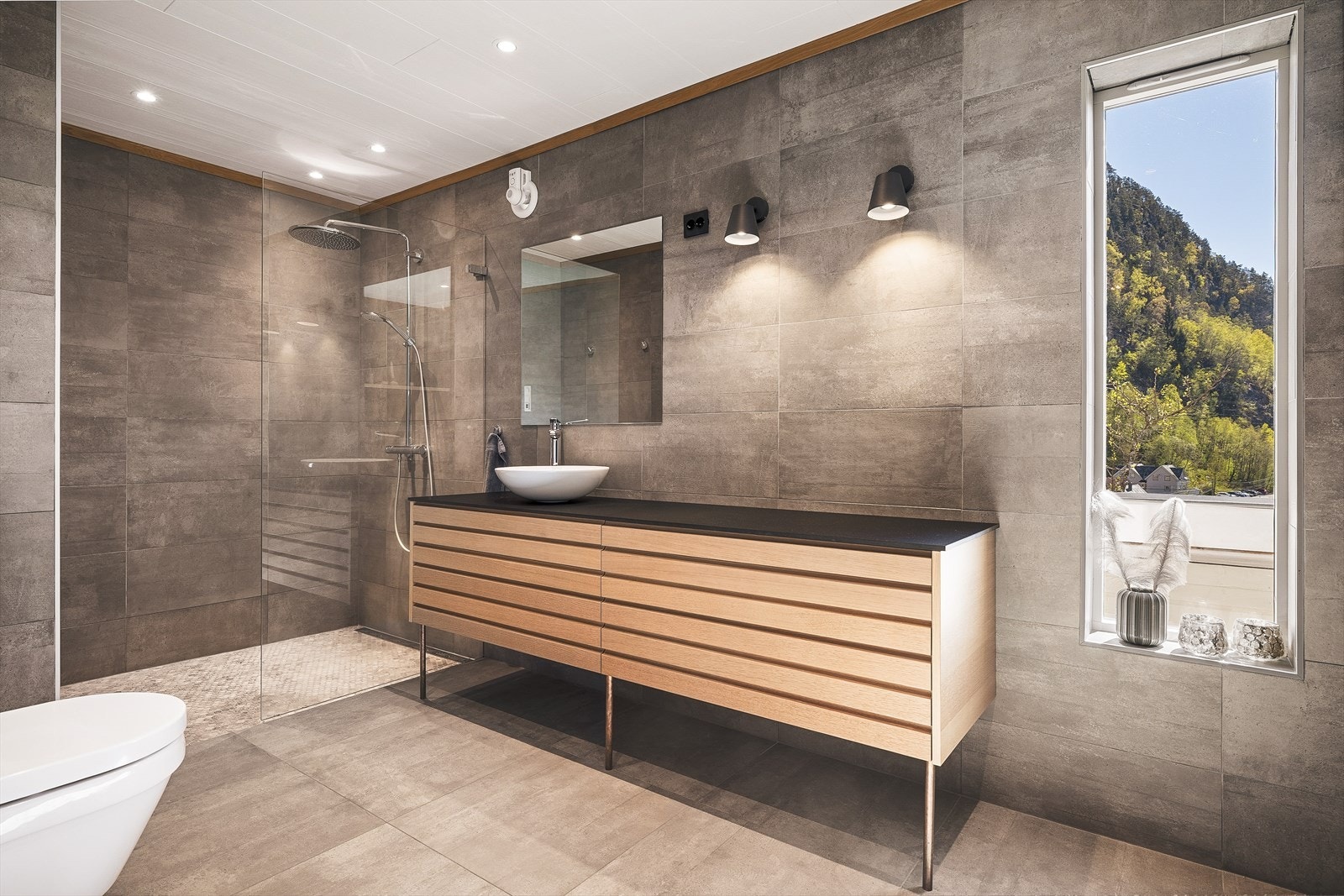 Badet i første etasje ble totalrenovert i 2022, med fliser på gulv og vegger. Galleribilde