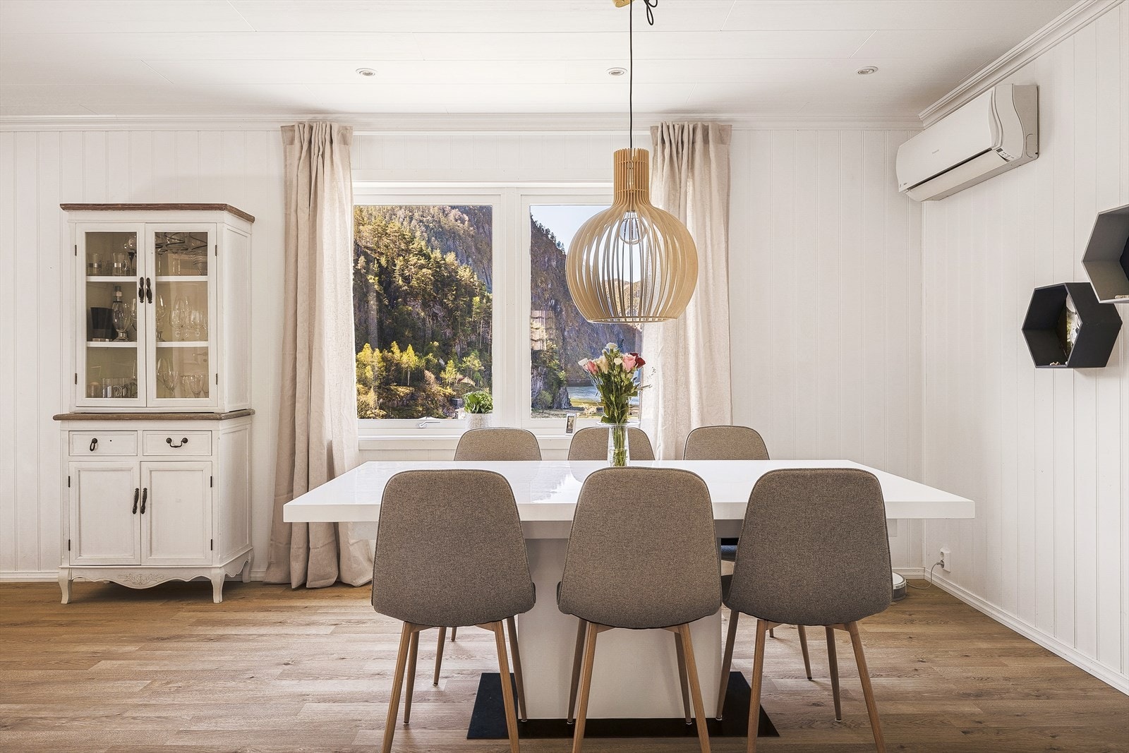 Spisestuen har god plass til langbord for hyggelige sammenkomster. Galleribilde