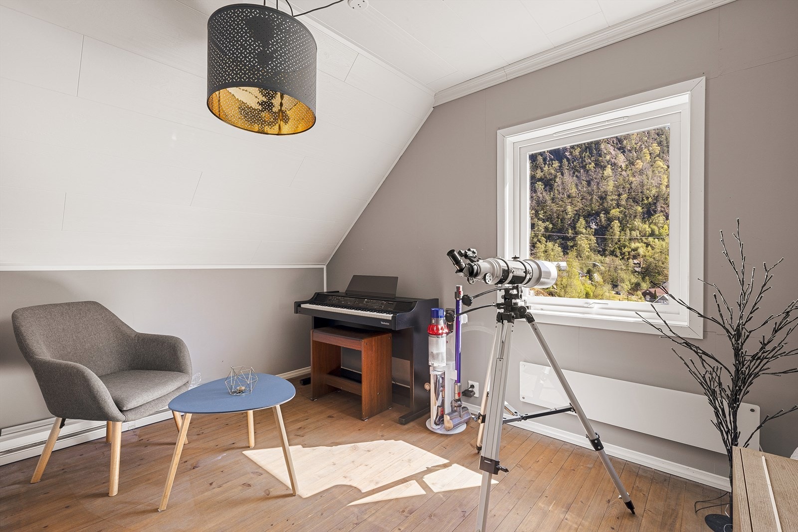Loftstuen i andre etasje gir ekstra rom for lek, arbeid eller avslapning. Galleribilde