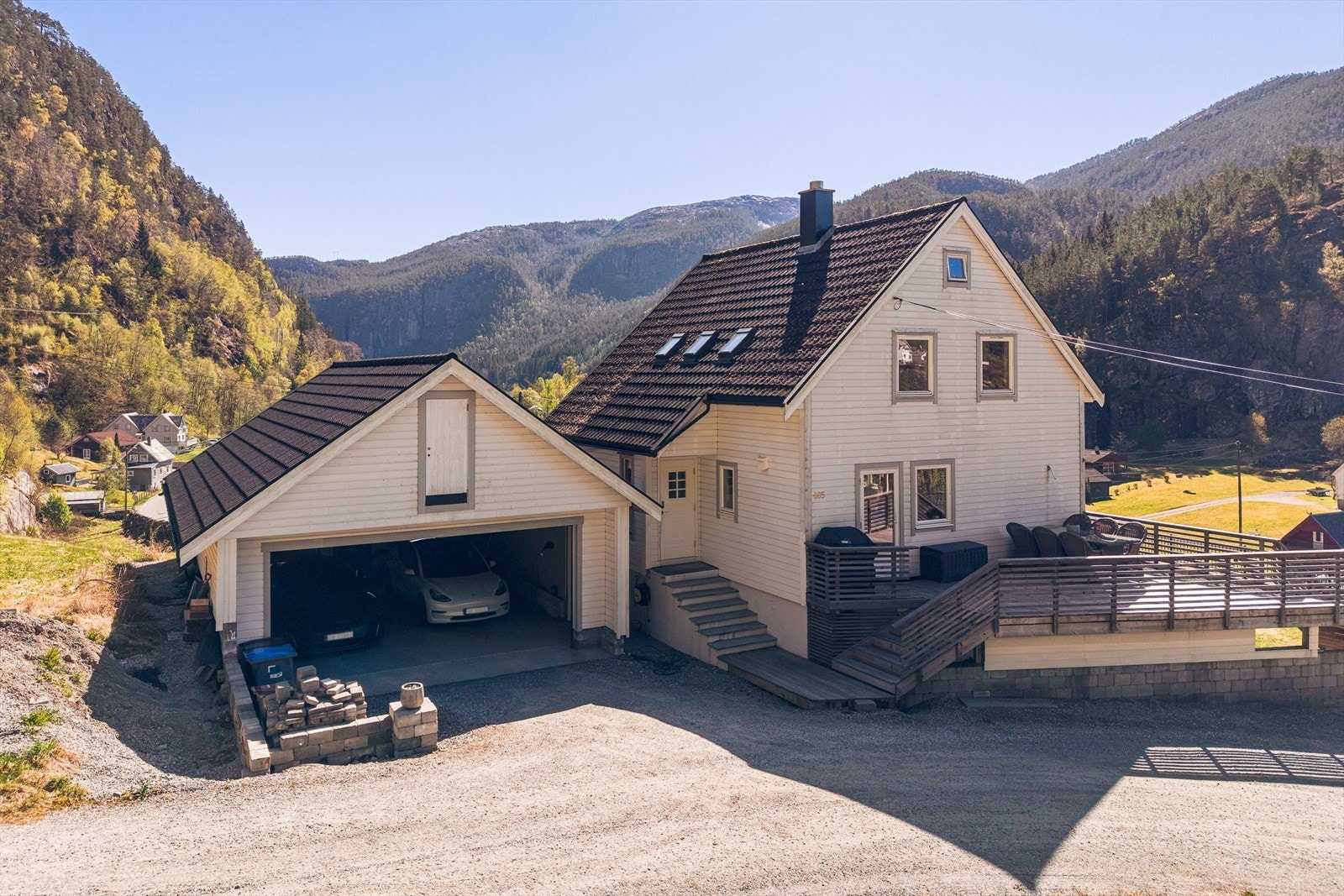 EiendomsMegler 1 v/ Marcus Landmark har den store gleden av å ønske deg hjertelig velkommen til Eidslandsvegen 885! Foto: Trond Erik Brekke (Mood Foto AS) Galleribilde