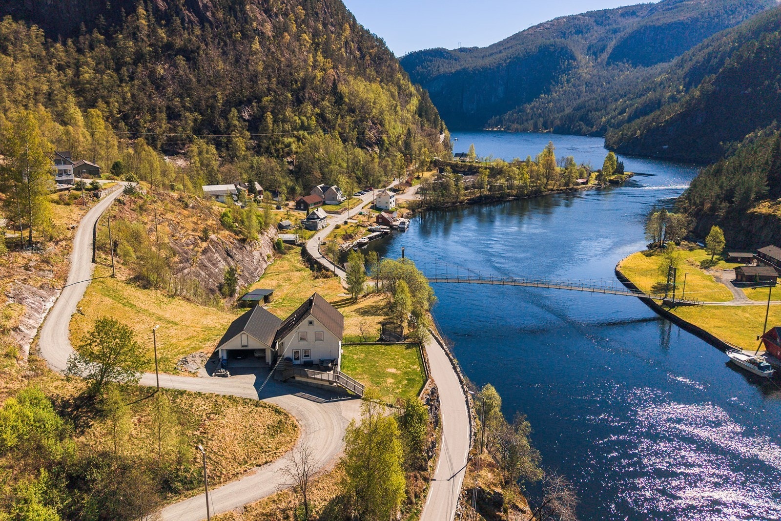 Boligen ligger vakkert til ved fjorden i Vaksdal kommune. Galleribilde