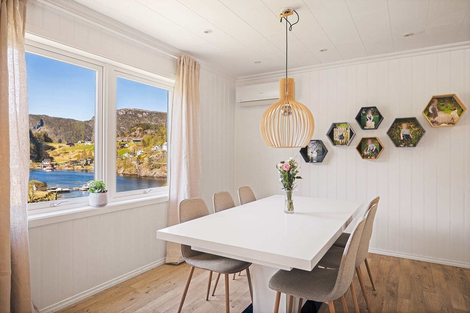 Fra spisebordet kan du nyte utsikten over det omkringliggende landskapet. Galleribilde