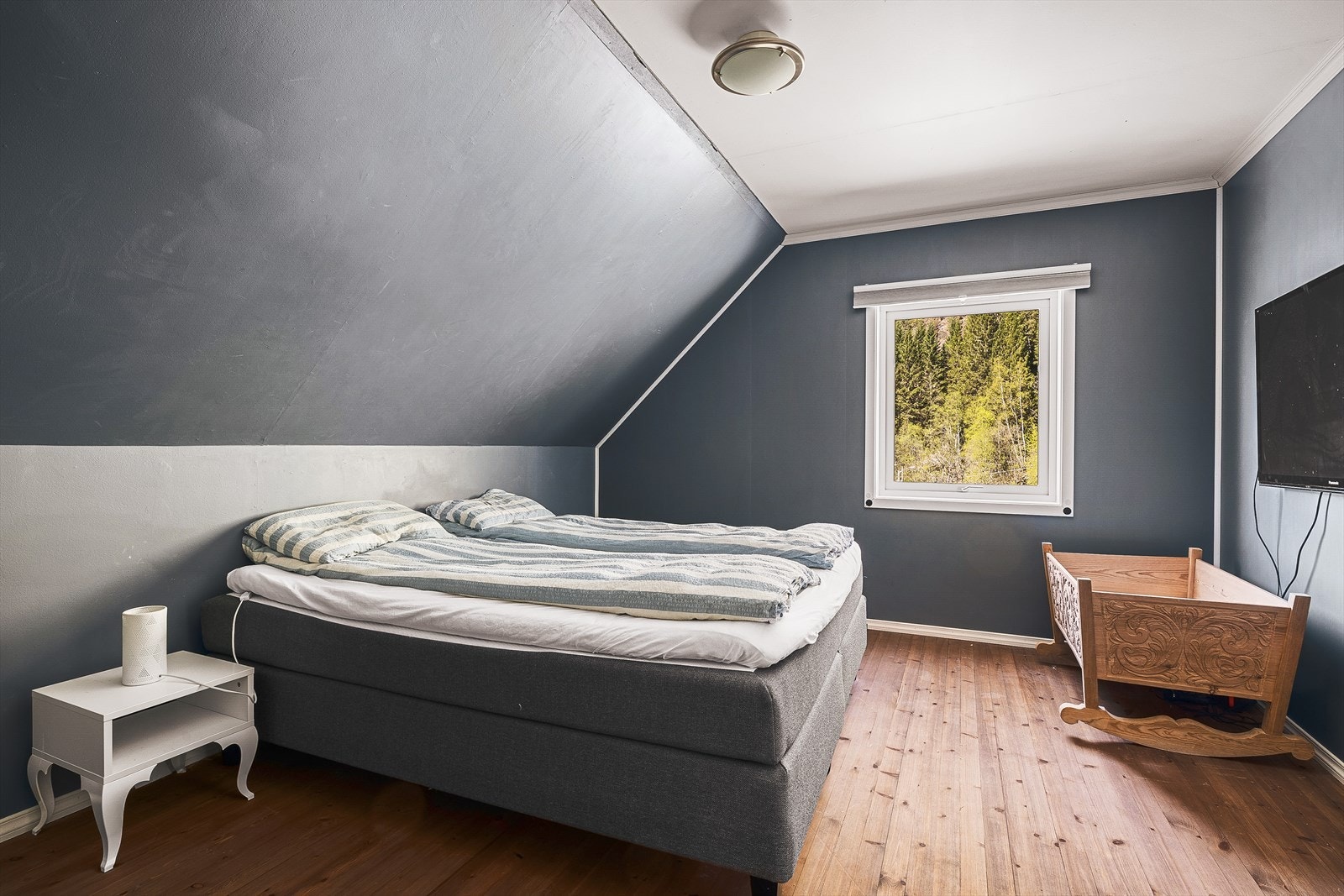 Hovedsoverommet har god plass til dobbeltseng og oppbevaringsmøbler. Galleribilde