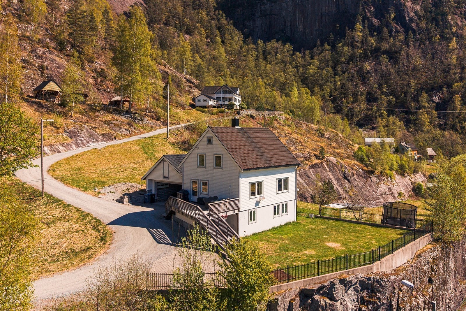 Bussholdeplassen ligger kun 100 meter unna, noe som gjør det enkelt å reise kollektivt. Galleribilde