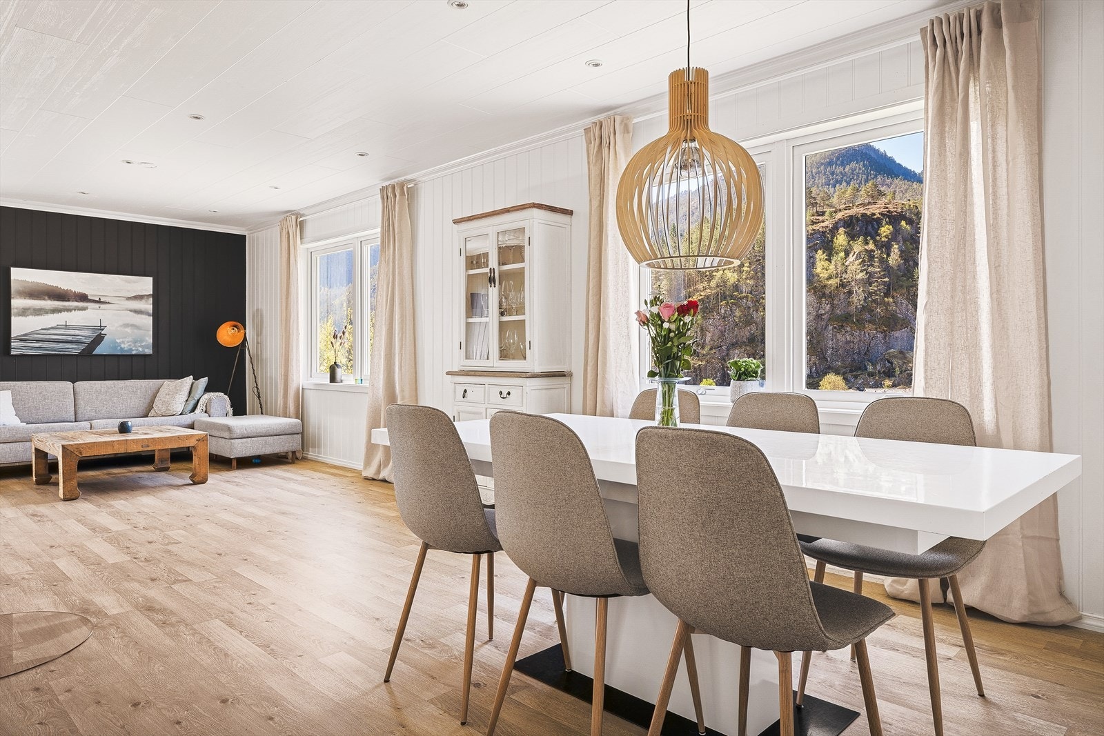 Hovedetasjen har en romslig stue med god plass til både sofagruppe og spisebord. Galleribilde