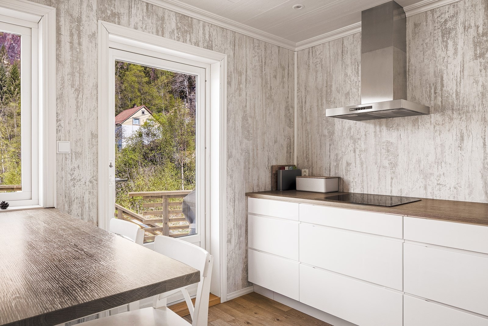 Fra kjøkkenet er det direkte utgang til terrassen via en terrassedør fra 2016. Galleribilde