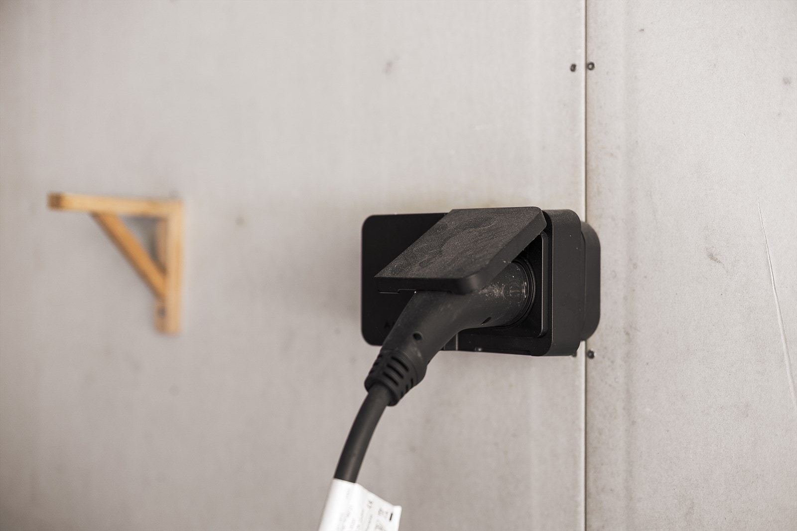 Det er installert lader for elbil i garasjen. Galleribilde