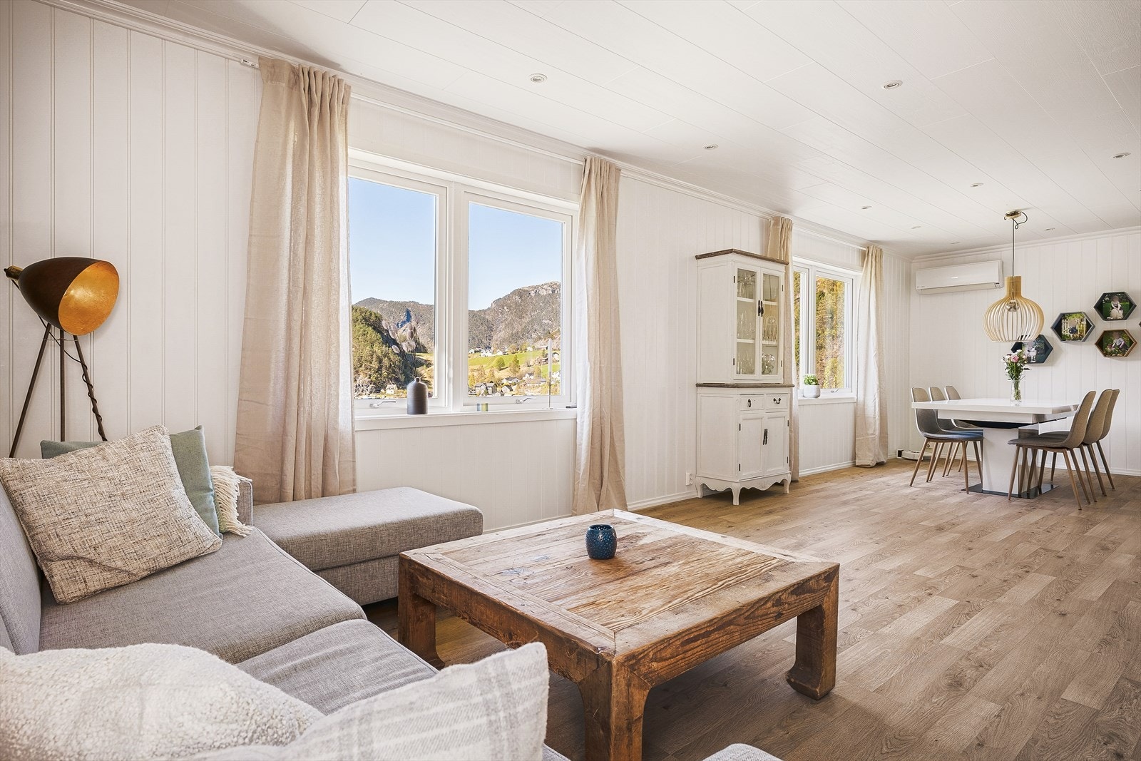 De store vindusflatene slipper inn rikelig med dagslys og rammer inn den flotte utsikten. Galleribilde