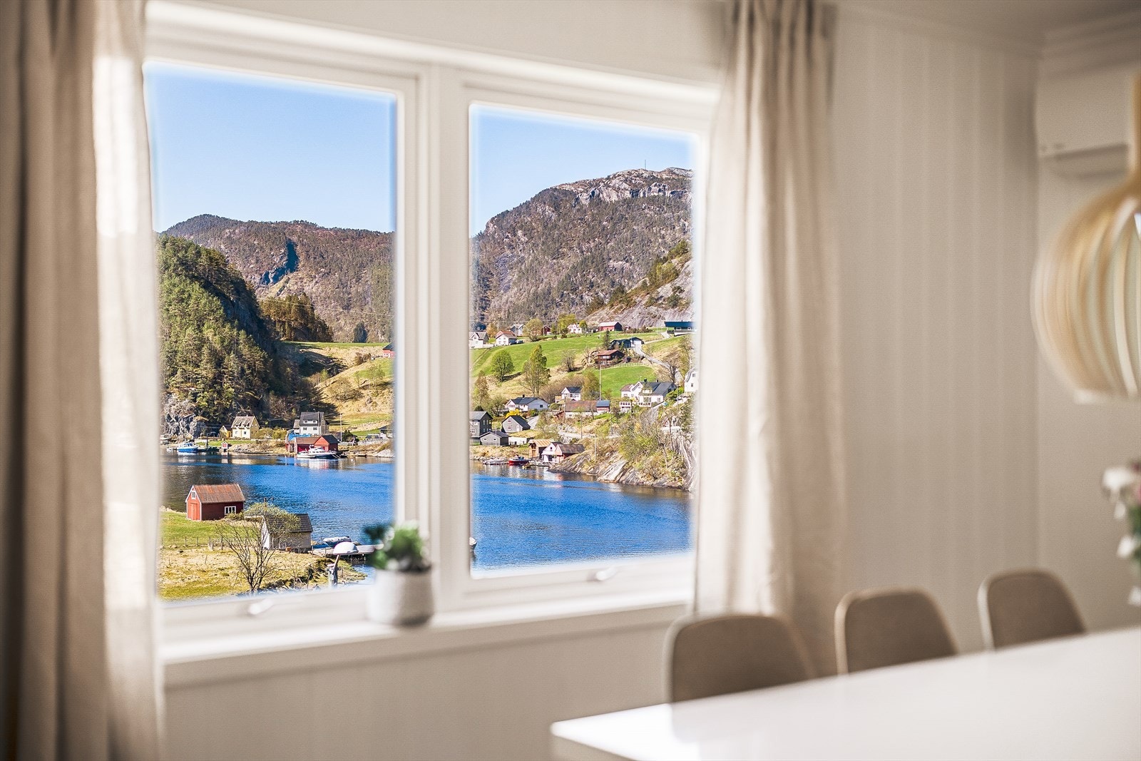 Utsikten fra boligen er et maleri i stadig forandring gjennom årstidene. Galleribilde