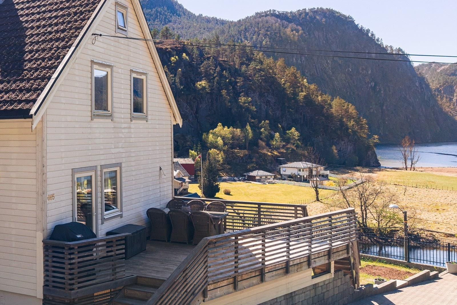 Den romslige terrassen på 25 m² er bygget i trekonstruksjon og har god plass til utemøbler. Terrassebordene er vedlikeholds- og kvistfri Kebony clear Galleribilde