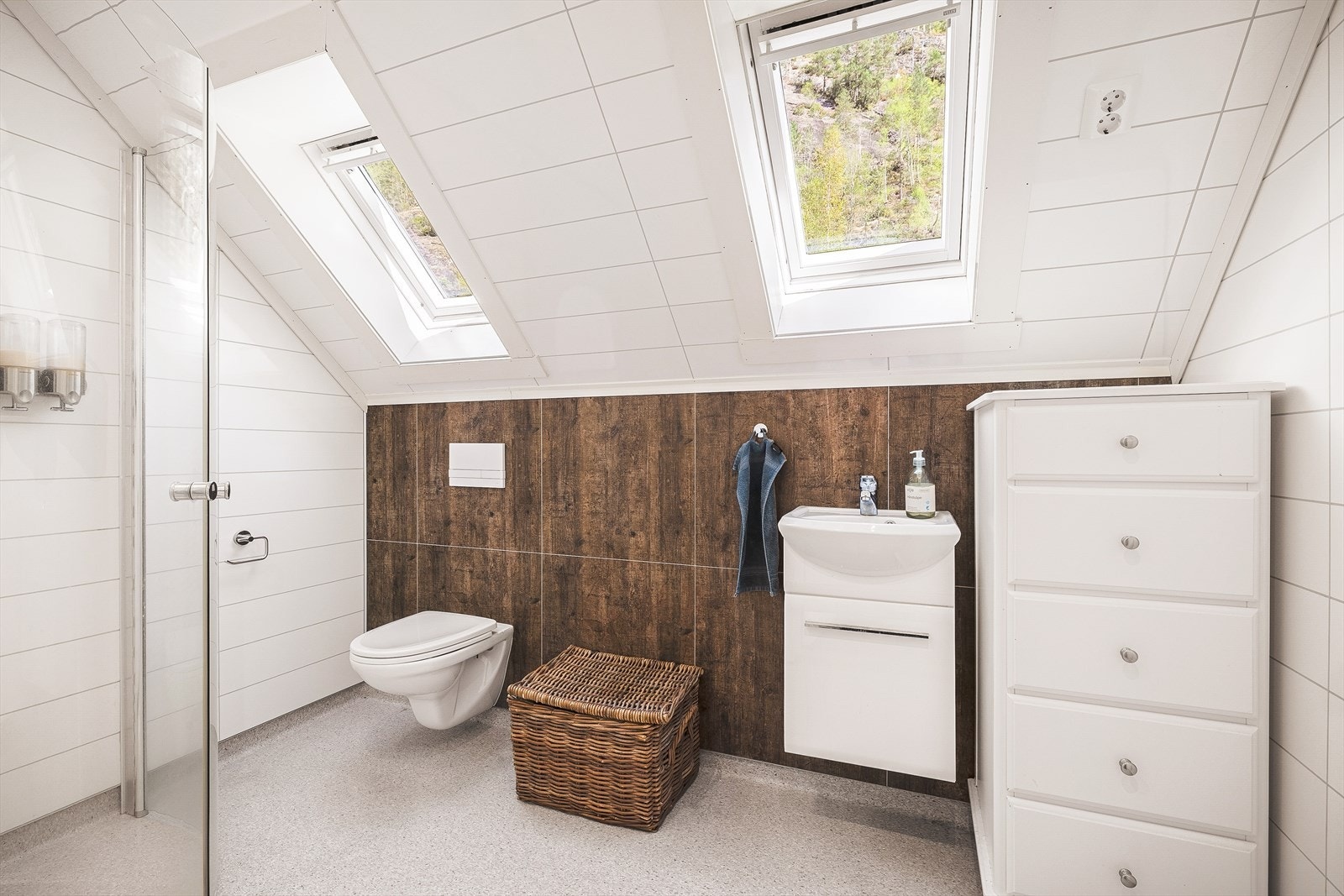 Badet i andre etasje ble renovert rundt 2014 og har vinylbelegg med elektriske varmekabler. Galleribilde