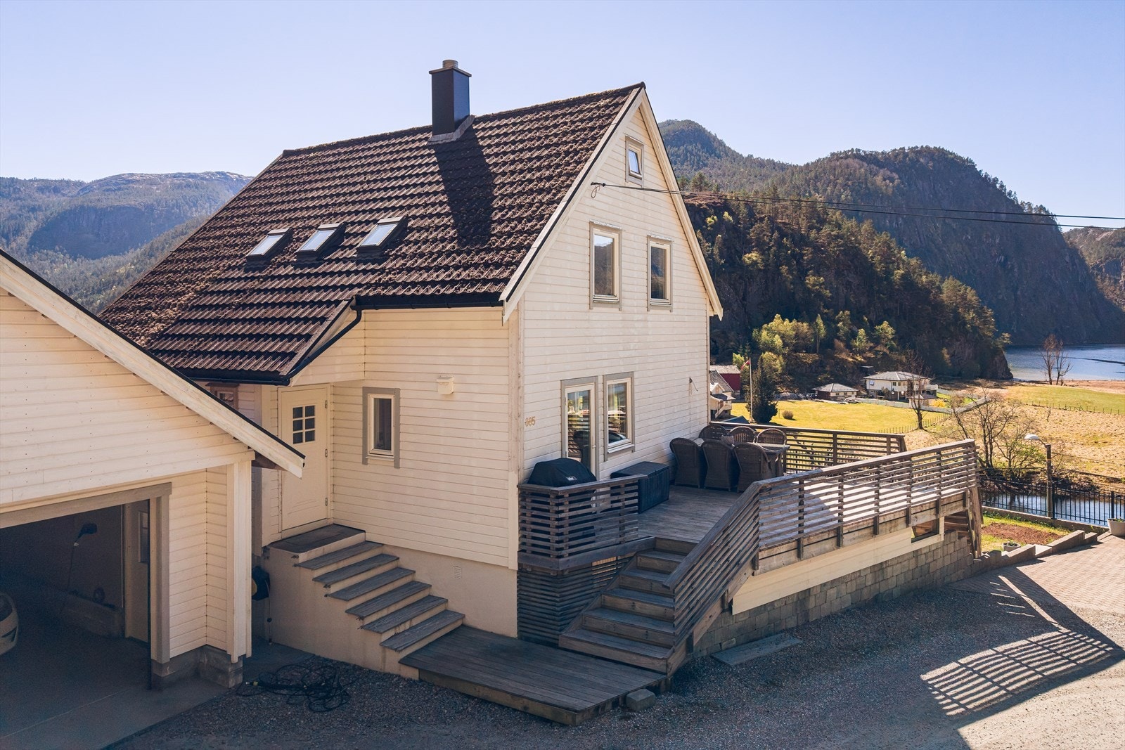 Taket er tekket med Decra takpanner, og fasaden er kledd med liggende trekledning. Galleribilde