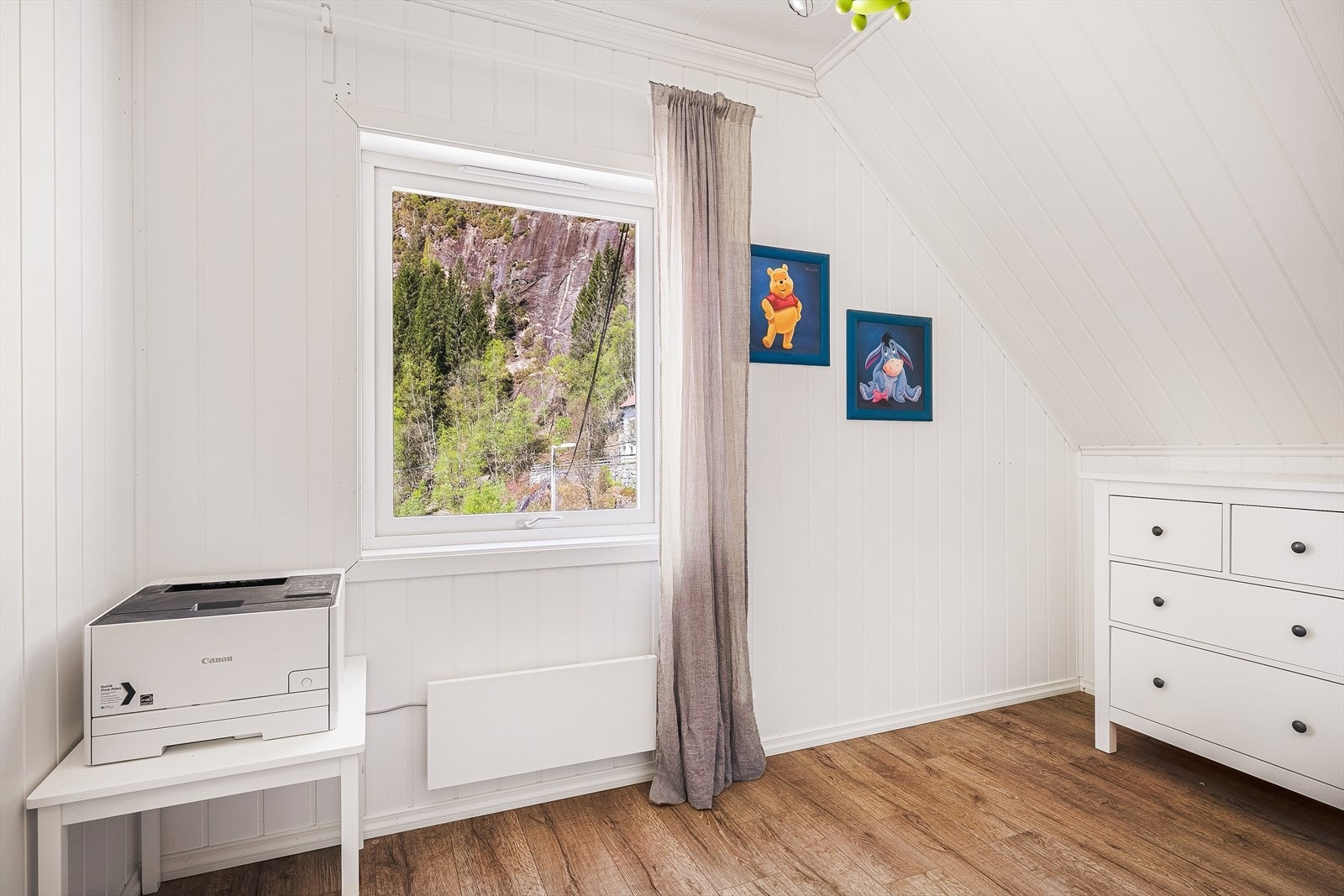 Det tredje soverommet har klikkvinyl på gulvet og smartpanel på veggene. Galleribilde