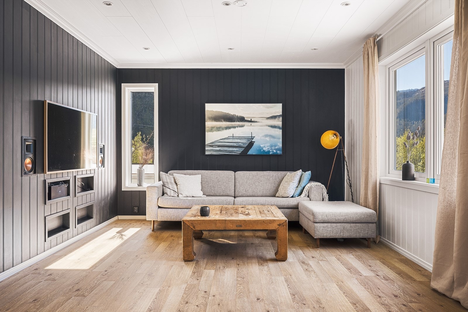 Stuen har laminatgulv og smartpanel på veggene, og elektriske varmekabler i gulvet. Galleribilde