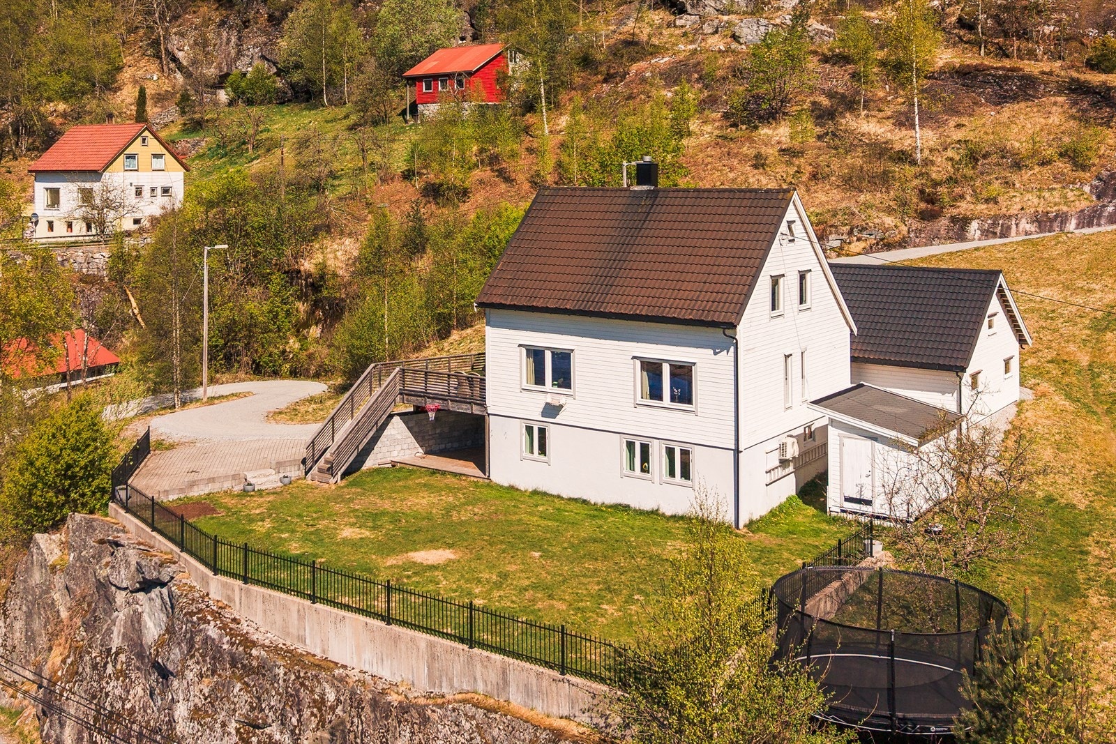På tomten står også en frittstående bod som gir ekstra lagringsplass. Galleribilde