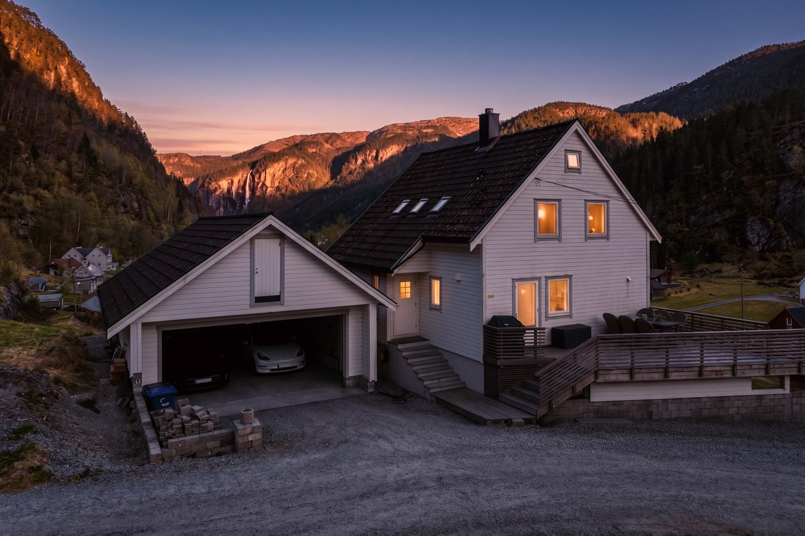 Eiendommen ligger vakkert til i det skrånende terrenget. Galleribilde