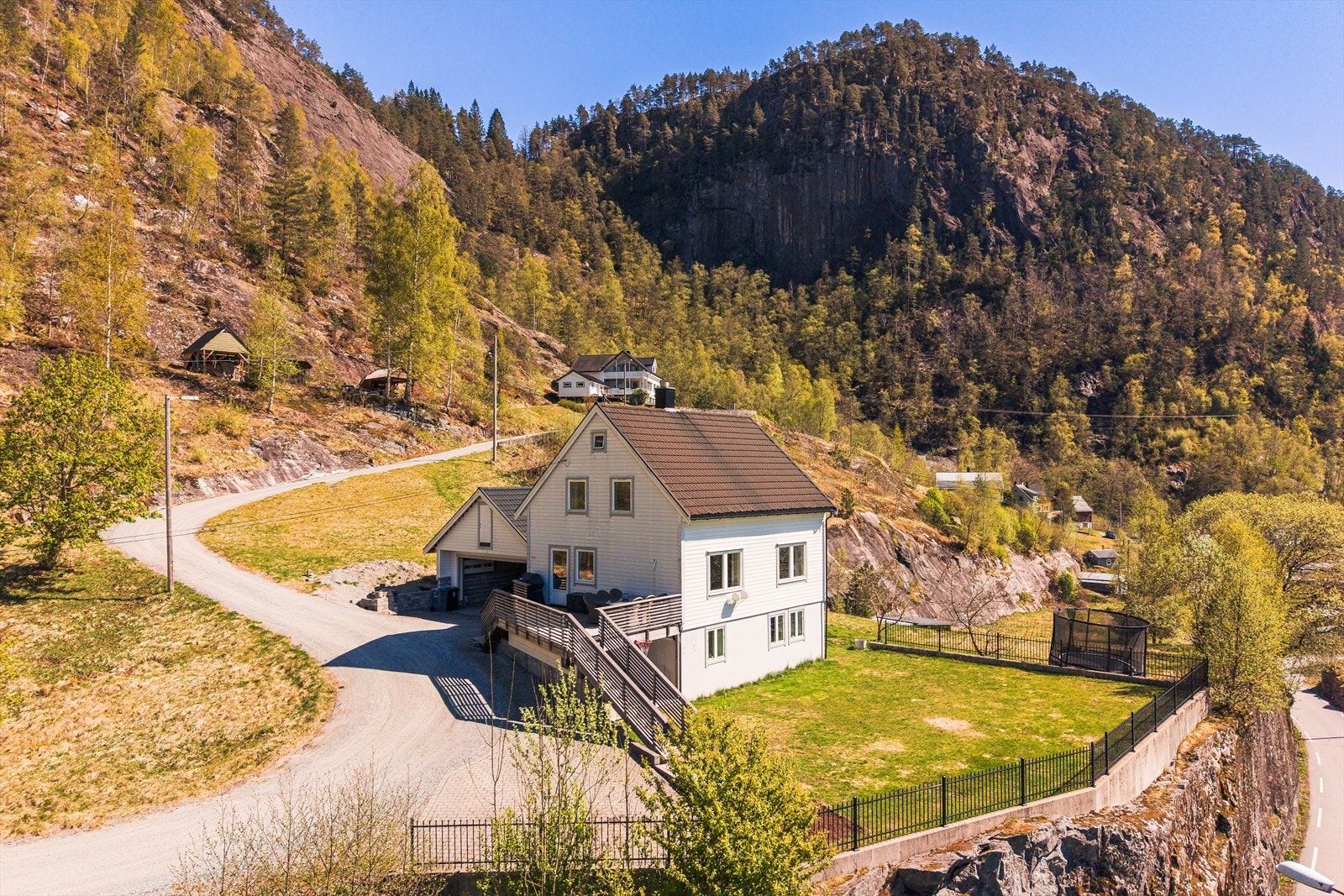 Eiendommen ligger i et rolig og familievennlig nabolag, med Stamnes skule og barnehage kun 250 meter unna. Galleribilde