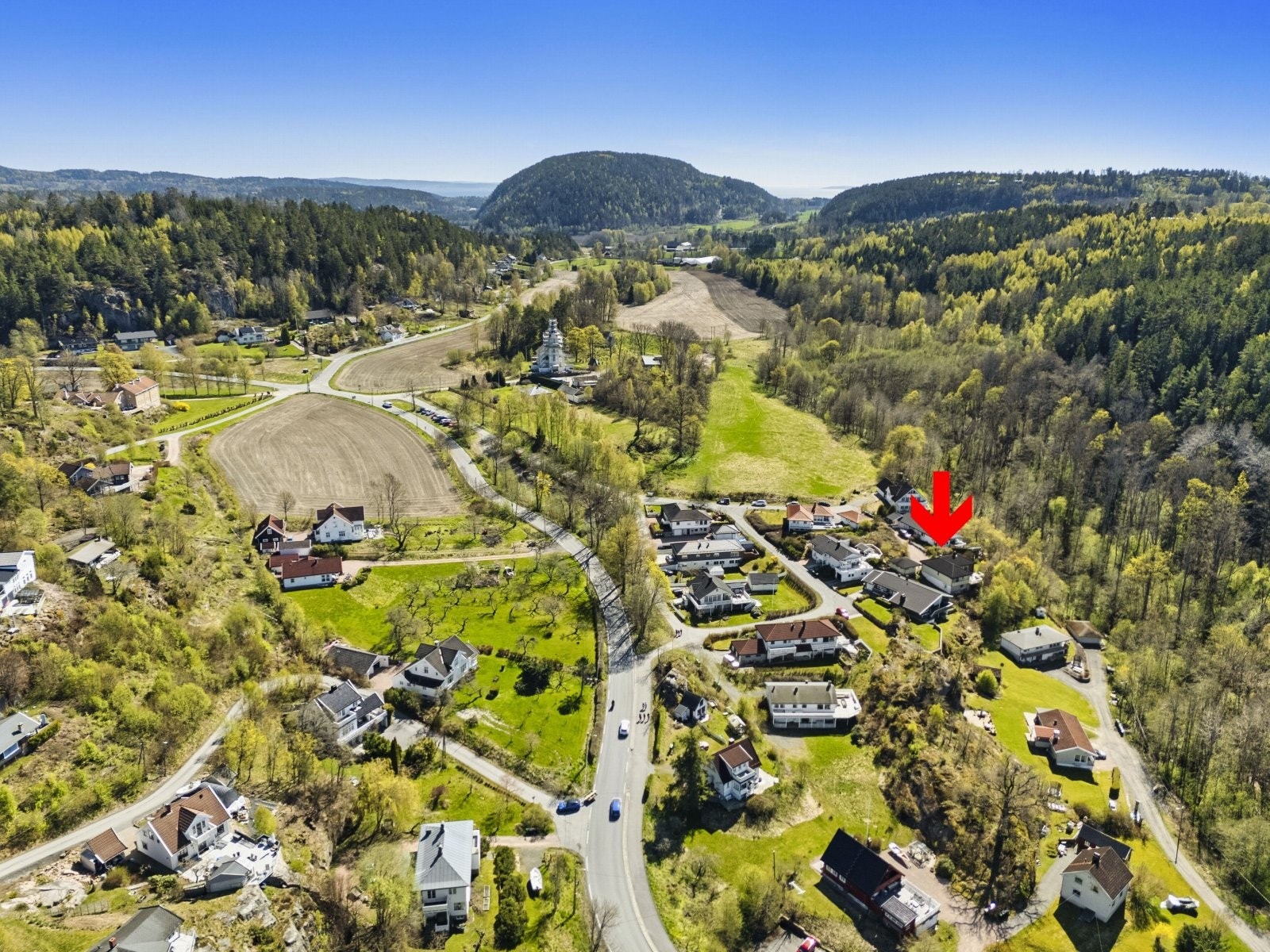 Eiendommen har landlig beliggenhet med marka som nærmeste nabo. Galleribilde