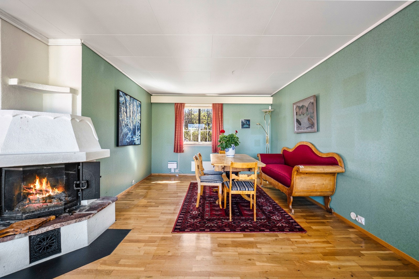 Peis med innsats i stuen. Galleribilde