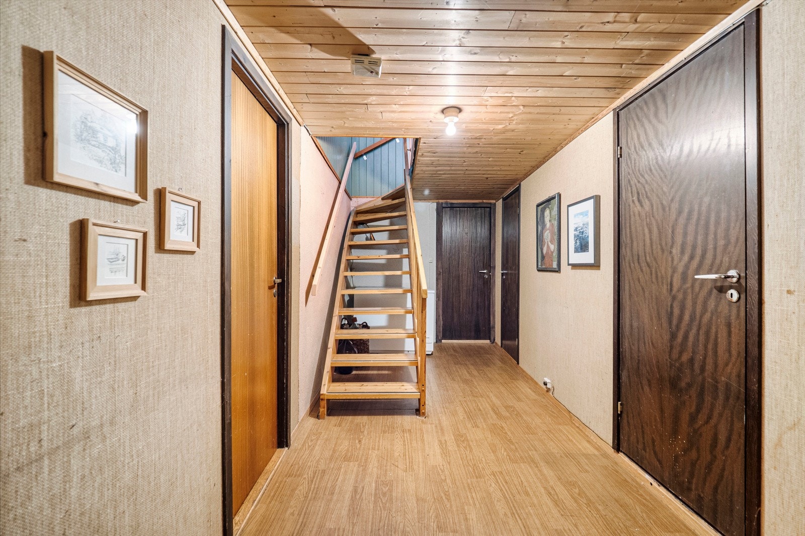 Trappegang med trapp til hovedetasjen. Galleribilde