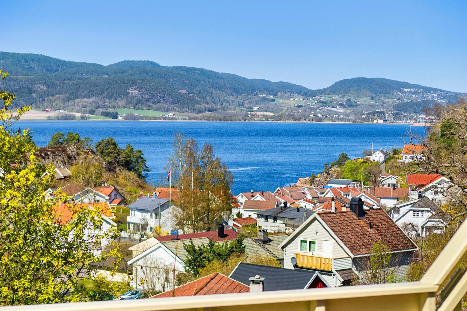 Eiendommen har flott utsikt til fjorden. Galleribilde