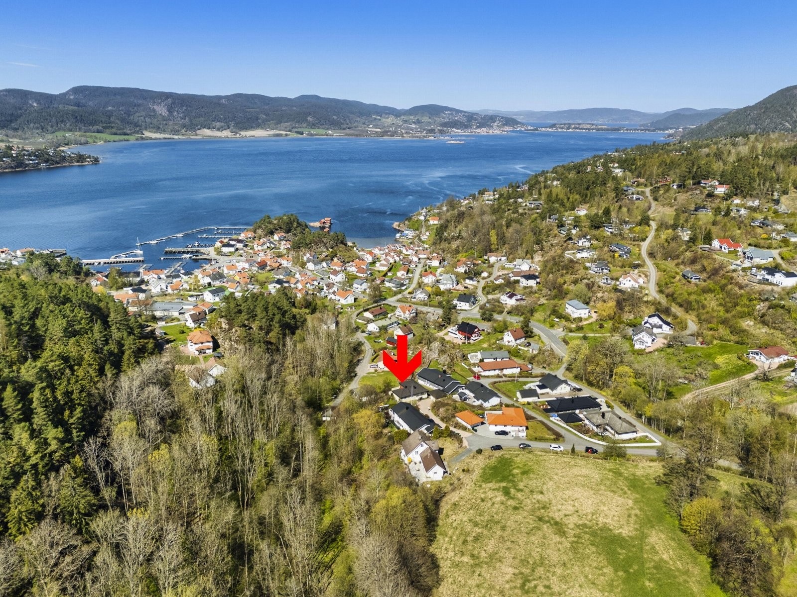Flott usjenert eiendom beliggende i enden av blindvei. Galleribilde