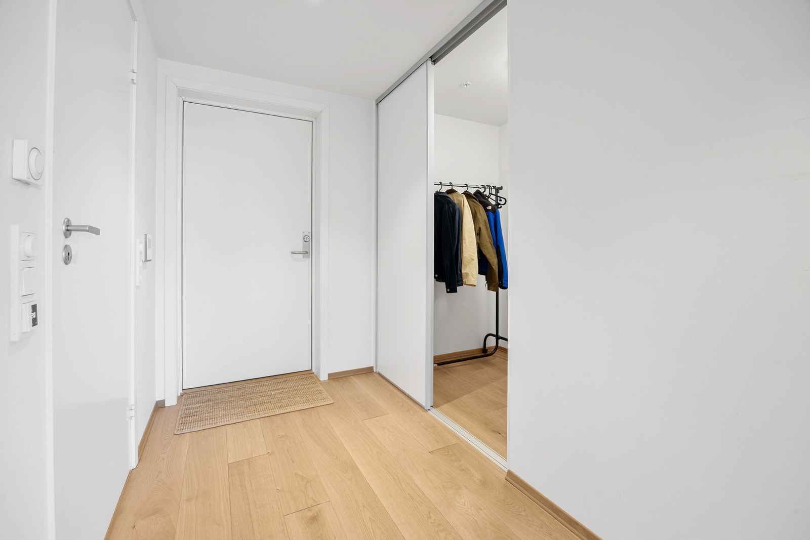 Gangen har plass til garderobeløsning og leder inn til leilighetens øvrige rom. Galleribilde