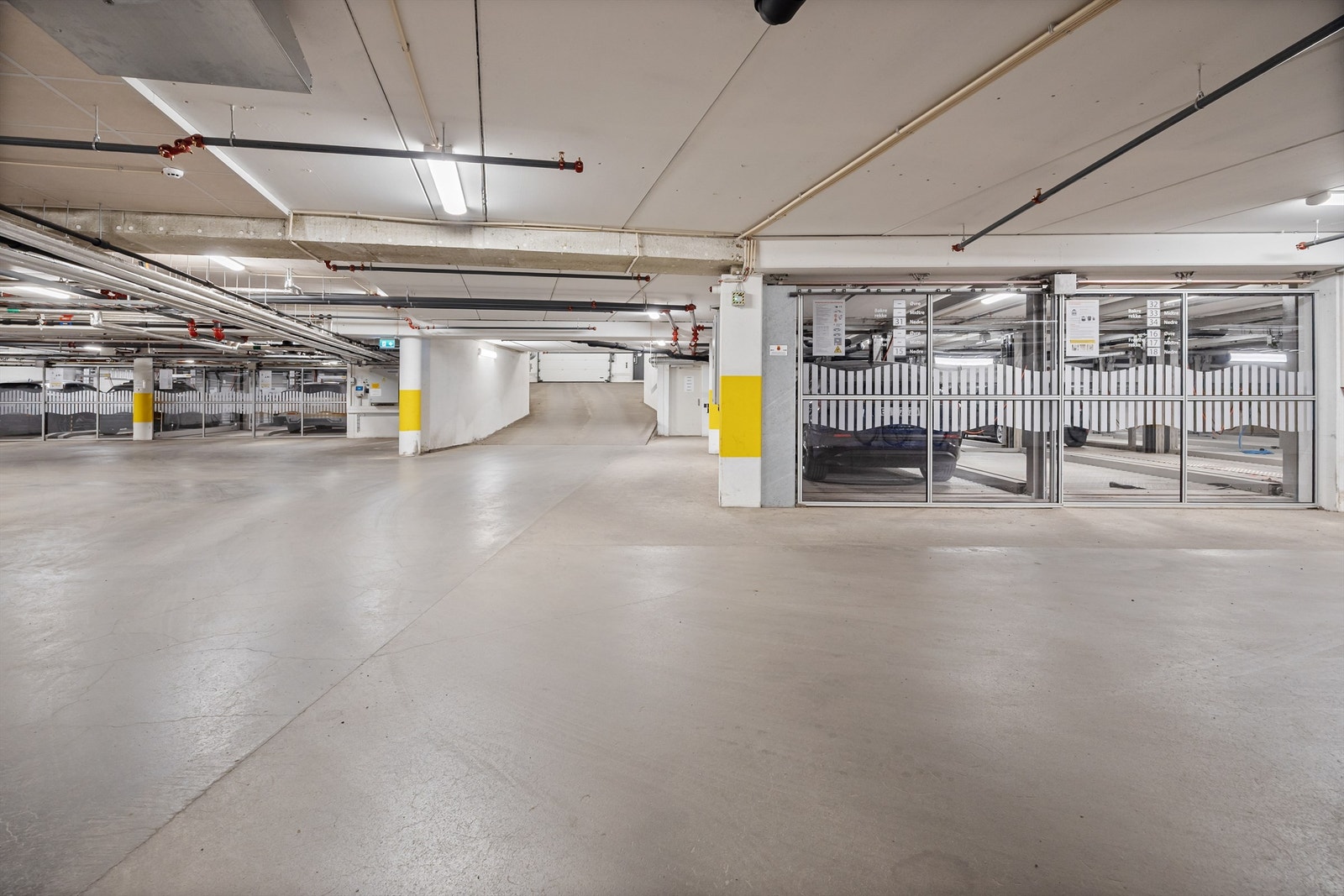 Det medfølger ingen parkeringsplass til leiligheten. Styreleder opplyser om at det er til stadighet ledige plasser til leie (privat). Galleribilde