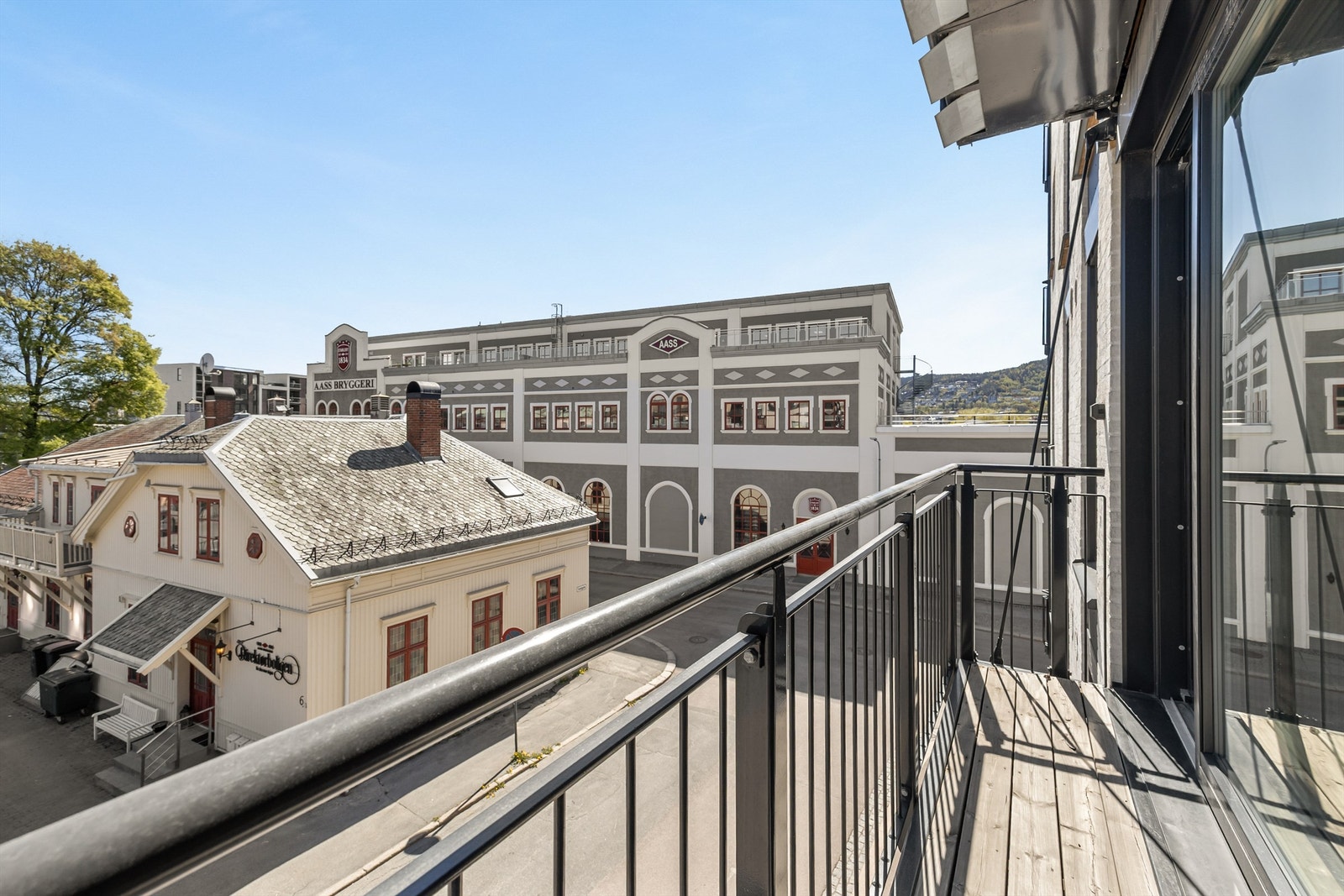 Balkongen har gulv av terrassebord, utebelysning og utvendig stikkontakt. Galleribilde