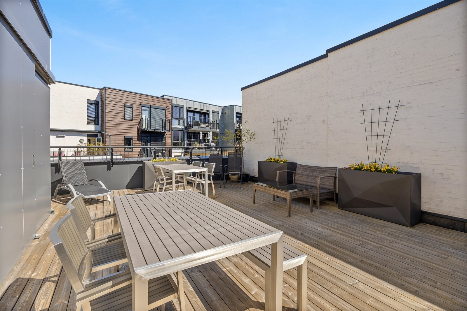 Felles takterrasse er pent opparbeidet med sittegrupper for beboerne. Galleribilde