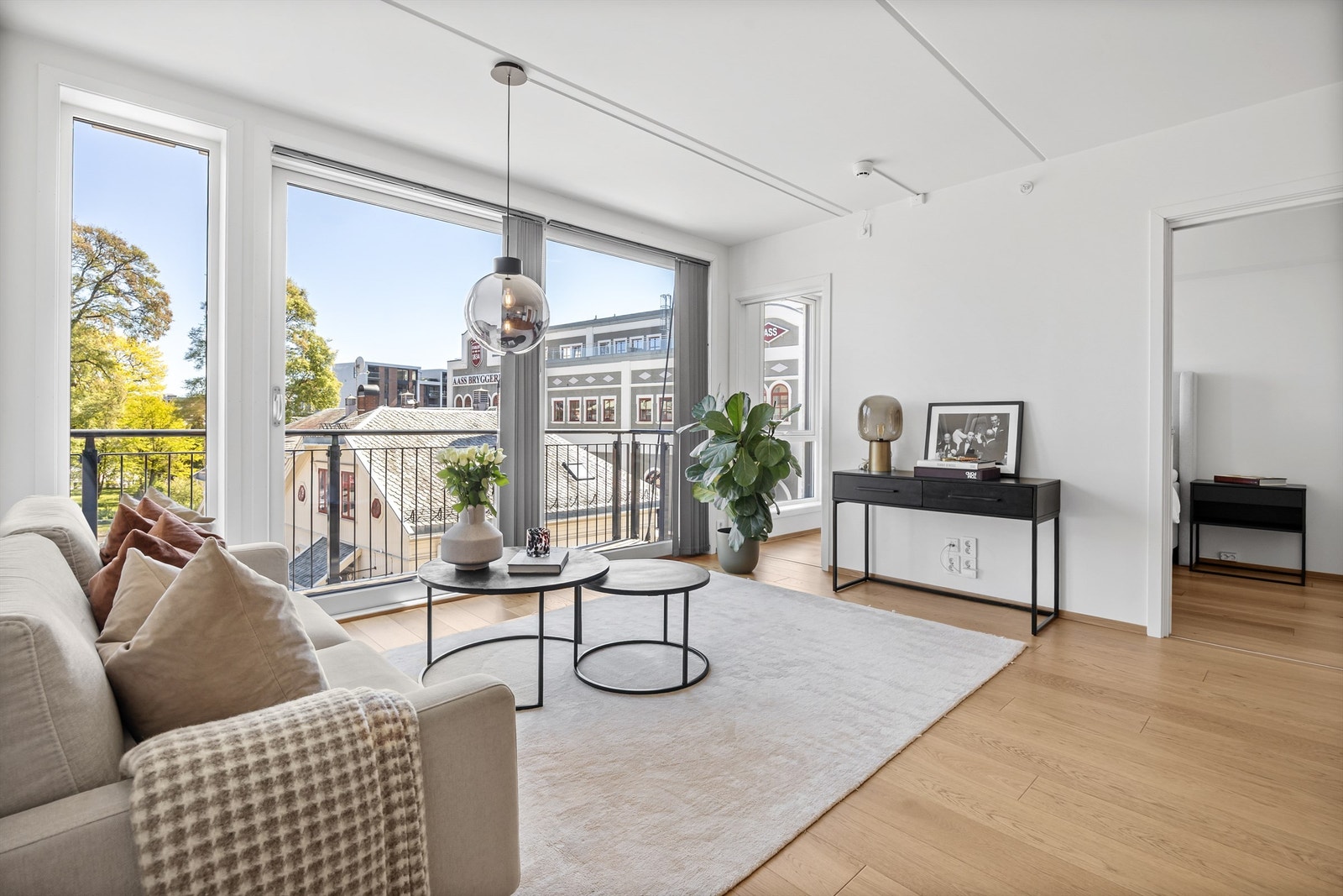 Gjennomgående parkett på gulv og nedsenket himling med downlights i stue og gang. Galleribilde