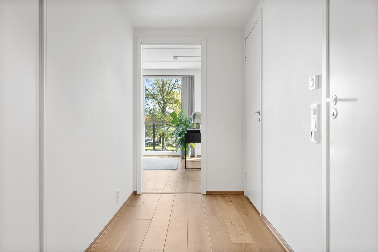 Gjennomgående parkett på gulv og himling med downlights i stue samt gang. Galleribilde