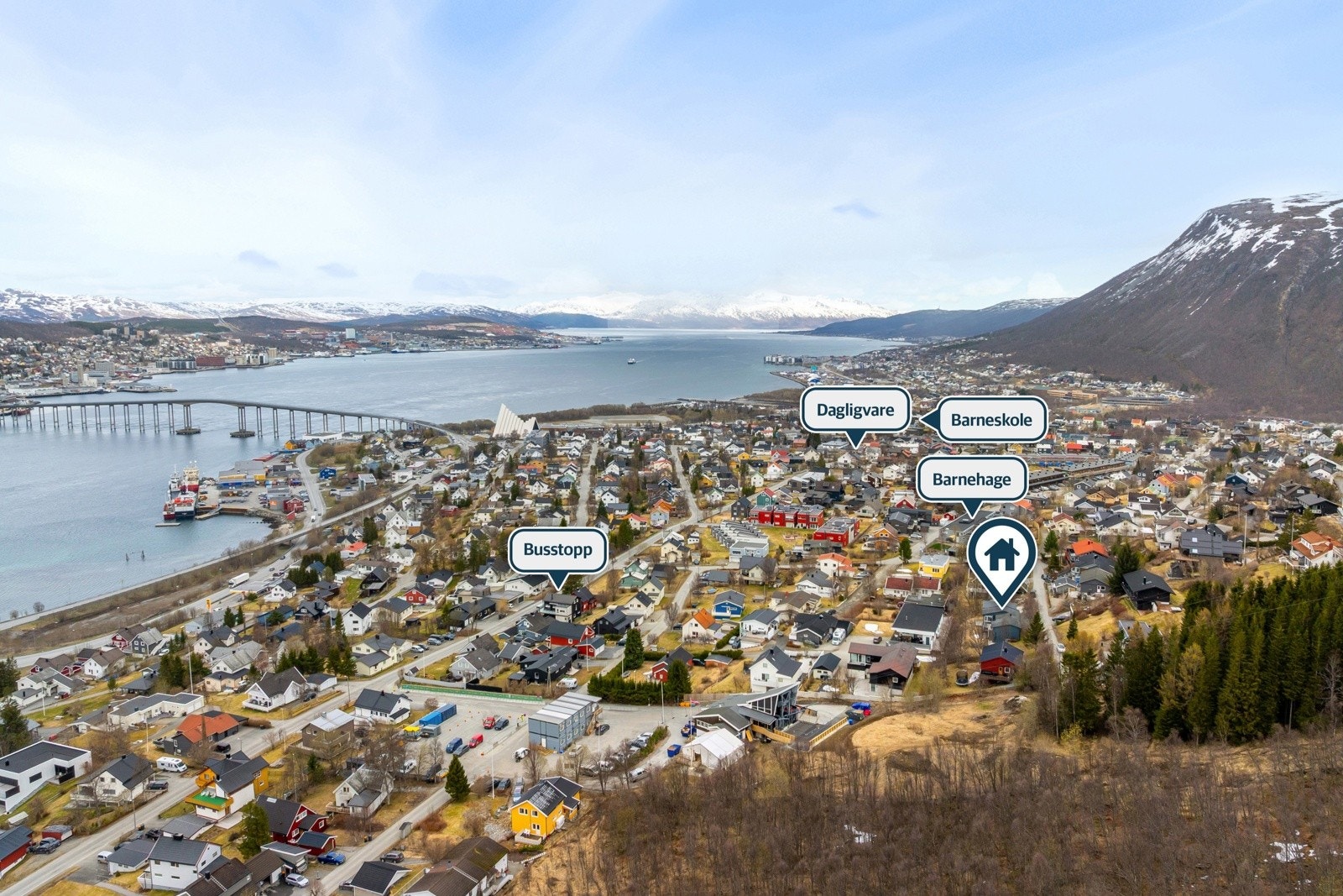 Herfra er det ca 150m til Fjellvegen barnehage, 1km til Tromsdalen skole, 300m til busstopp med gode direkteforbindelser og 700m til dagligvarehandel. Galleribilde