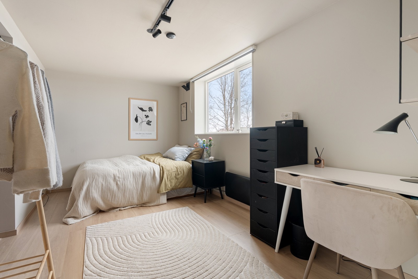 Store og praktiske soverom, som alle vender ut mot stille og rolige omgivelser. Galleribilde