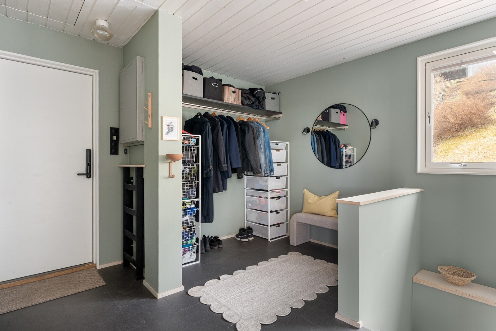 Velkommen inn! Romslig entré/hall med rikelig med oppbevaringsplass for både sko og yttertøy. Galleribilde