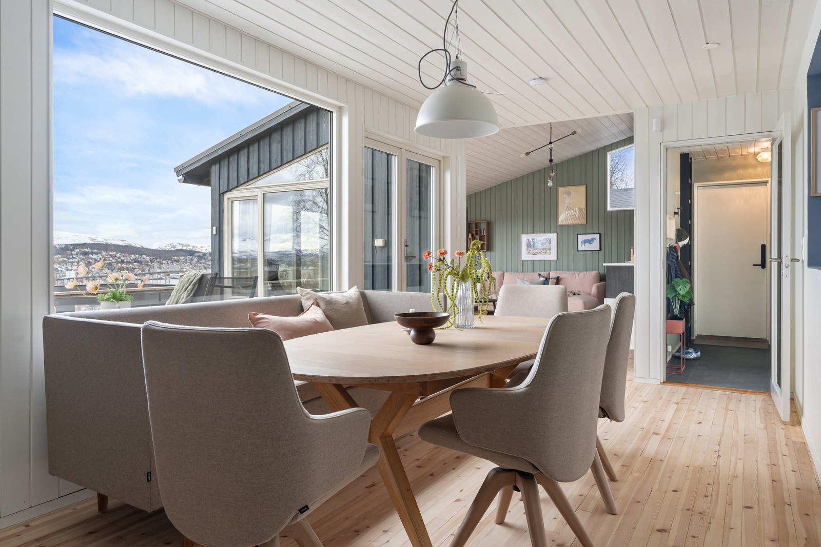 Boligens gode planløsning skaper flere naturlige oppholdssoner. Galleribilde