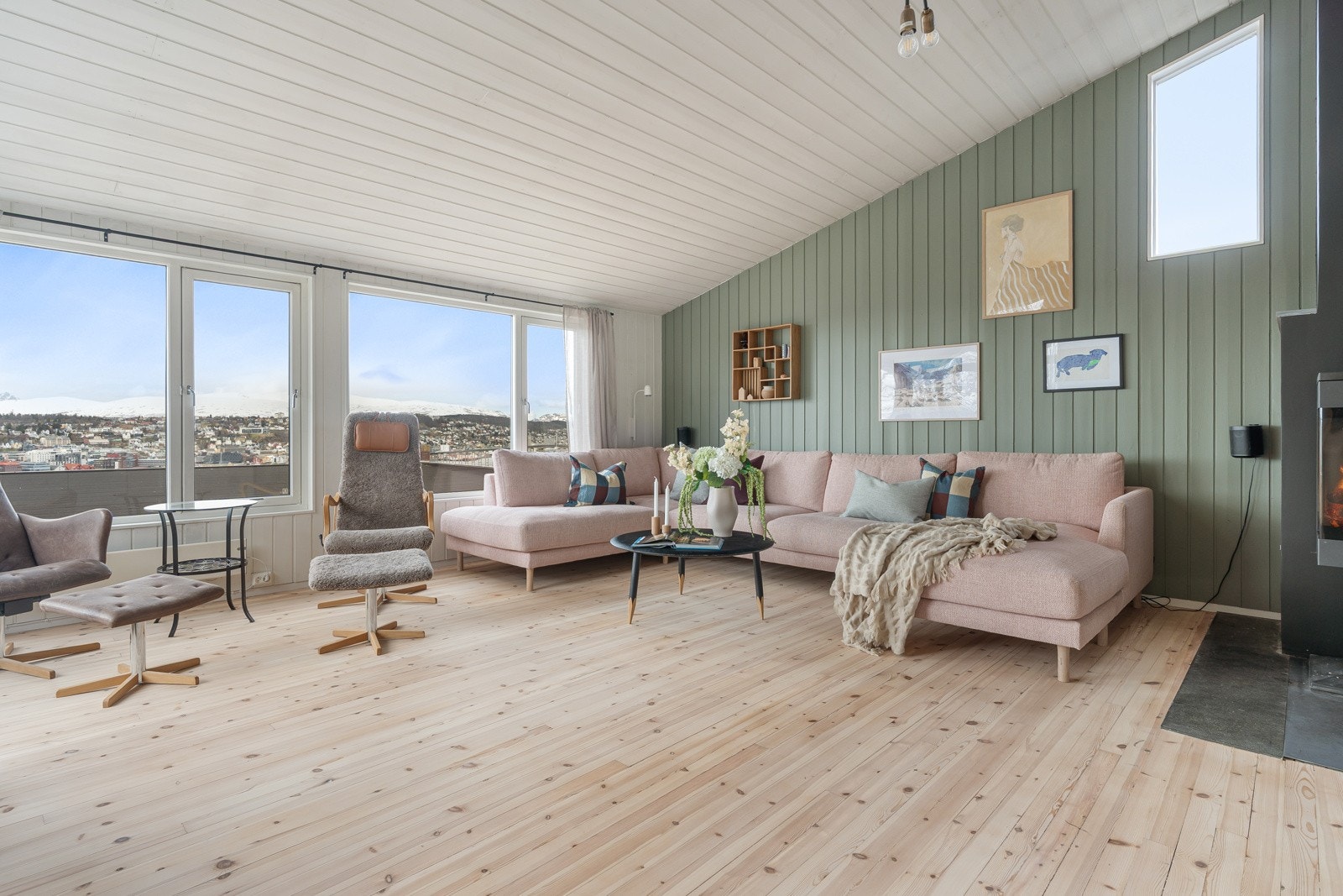 Boligen framstår innholdsrik, moderne og spennende, med store oppholdsrom med generøs takhøyde og pen standard. Galleribilde