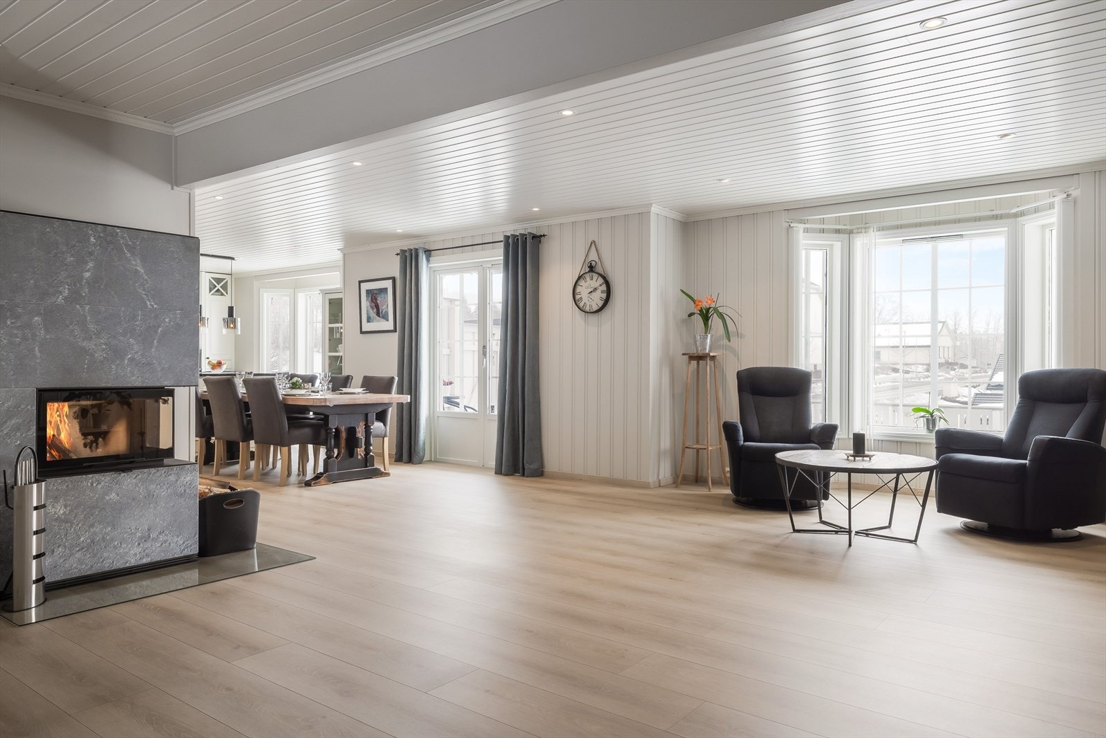 Både ved kjøkkenet og i stuen er det flotte karnapper som slipper inn rikelig med naturlig lys. Galleribilde